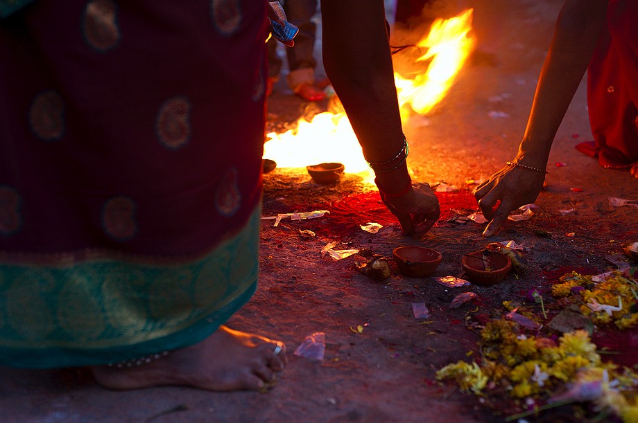 Kobiety zbierają z ziemi czerwony proszek do zrobienia tiki (czerwonej kropki) na czole (Karthigai Deepam 2011)